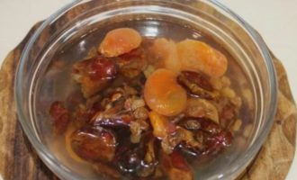курагой, финиками, черносливом, урюком