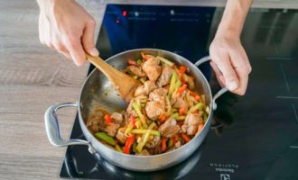 поджаренное мясо с овощами