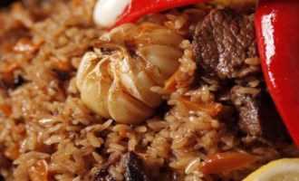 плов с чесноком и перцем