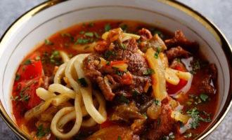 лагман с овощами и лапшой