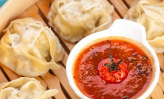 манты с соусом