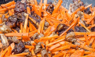 поджарка с мясом и морковью