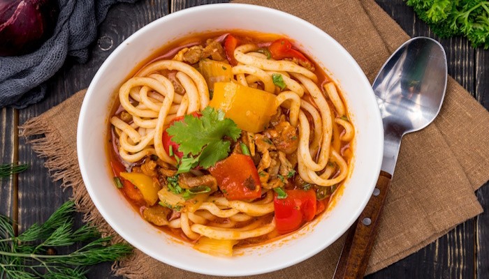 лагман с лапшой и зеленью 